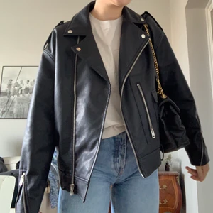 Missguided skinnjacka 🖤 - Knappt använd jacka i skinn (fake såklart) från missguided 💞💞 sitter nice oversized 