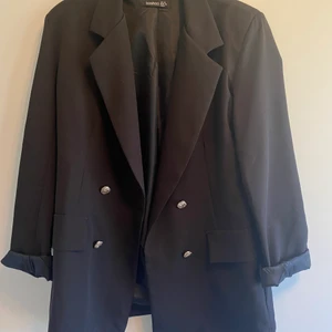 Blazer kavaj - Blazer Kavaj från Bohoo. Bra material och hyfsat tjock. Silvriga detaljer. Strl 40, utgångspris: 100kr