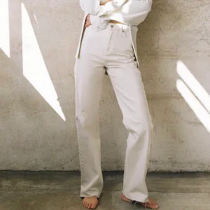 Vita raka jeans - Raka vita jeans, knappt använda. Passar för mig som är 160 cm lång (inte min bild)