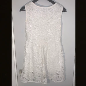 Klänning  - Jättefin vit klänning man kan ha på sommaren eller studenten (jag är vanligsvis M men funkar nog på S också)