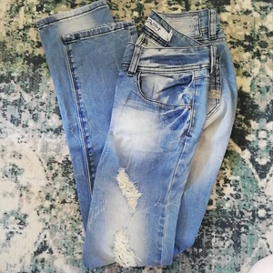 D-Stiag jeans strl. XS - Tajta vintage strechjeans från D-Stiag med kjedjedetaljer på bakfickorna. 