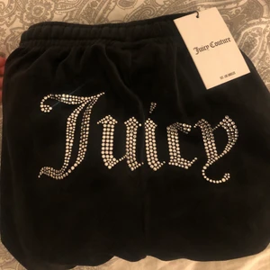 Juicy couture byxor - Säljer helt oanvända Juicy byxor i storlek XS. Anledningen till att jag säljer dessa är för dem var för stora för mig och retur avgiften var för hög 💕