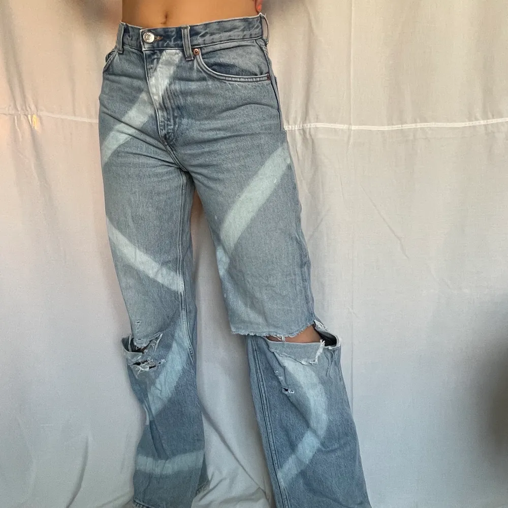 Snygga jeans med design målad med tygfärg. Loose fit . Jeans & Byxor.