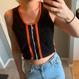 Väst - Köpt second hand, finns ingen lapp men skulle säga m/l