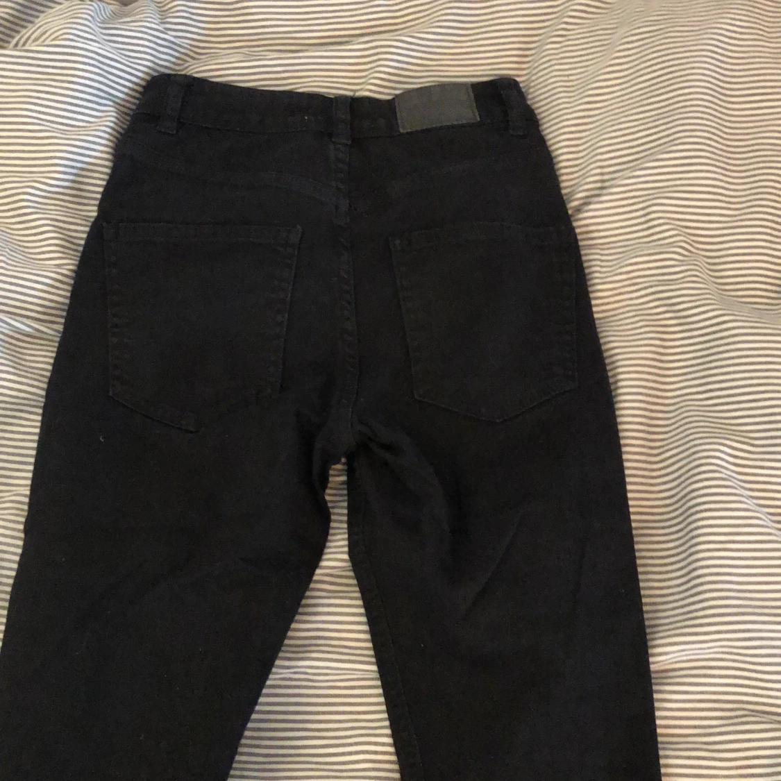 Svarta bootcutjeans med hål  - 91