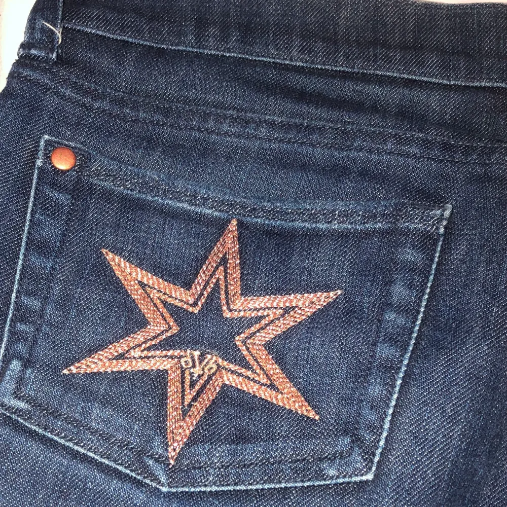 Lågmidjade Victoria Beckham jeans! Säljer då de är lite stora på mig i midjan! Riktigt fräscha me stjärnor på rumpan✨✨. Jeans & Byxor.