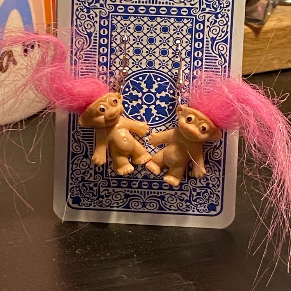 these cute trolls earring are one of my fave things im selling. About the size of a playmobile person (if you know what that is lmao) im having a hard time explaining how big they are but for reference the card they’re hanging on a normal playing card.  . Accessoarer.