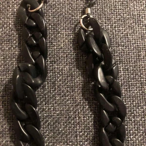 Plast Glasögonkedja  - Läcker glasögonkedja i plastmaterial. Lätt att fästa och lätt att bära för den väger väldigt lite.