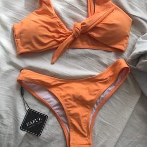 Oanvänd orange bikini från zaful. Rynkad i rumpan och justerbar framtill. 100kr, storlek S❤️