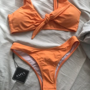 Oanvänd ZAFUL bikini  - Oanvänd orange bikini från zaful. Rynkad i rumpan och justerbar framtill. 100kr, storlek S❤️