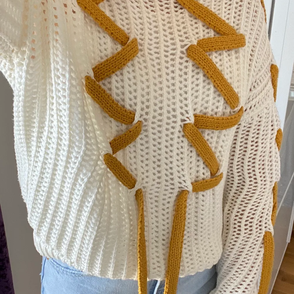 Säljer denna jättefina stickade tröja med gula band från Gestuz. Kommer tyvärr inte till användning länge. Skicket är jättebra. Passar både XS eller S!🌸 Frakt ingår vid högre bud.. Stickat.