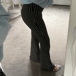 Randiga byxor från Gina  - Superfina och sköna byxor från Gina 💛 formar kroppen superfint 💪🏻 byxorna är lite noppriga, och har fått lite ”repor” men de går fortfarande och använda bra 🤩 jag är ca 155 cm