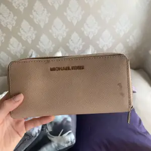 Plånbok Michael kors i beige färg.