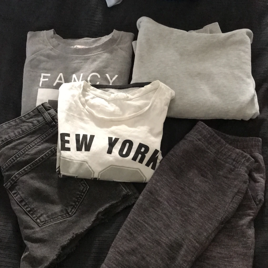 2 hoodies 1 tröja 1 par shorts 1 kjol - 91