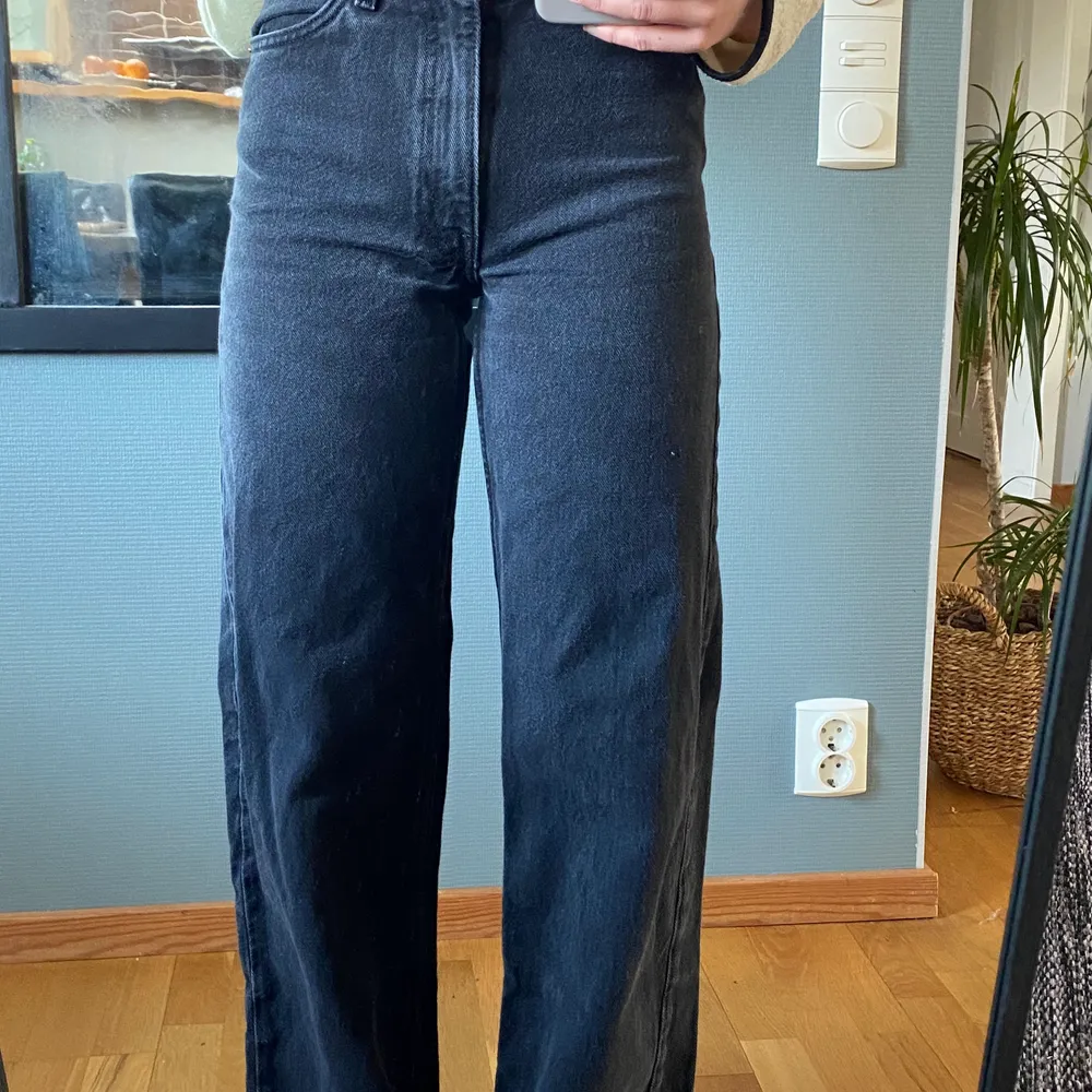 Breda jeans från monki i modellen ”Yoko”, superfint skick🥰köparen står för frakten. Jeans & Byxor.