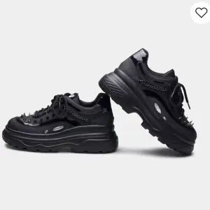 Helt nya bane of exile trainers i storlek uk 10 (eu 43-44). Råkade köpa fel storlek så skorna är endast testade och inte använda alls. Ligger i orginalförpackning. Nypris 650 kr 