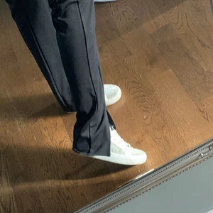 Byxor med slits - Köpt av en annan tjej här på plick men tyvärr för stora för mig så säljer vidare! Storleken är M skriv privat för fler bilder <3