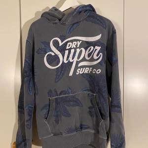 Superdry hoodie med vintage stuk, snören saknas, är stl XL men passar mer som en L eller oversized M, Hör av er vid frågor!