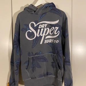 Superdry hoodie - Superdry hoodie med vintage stuk, snören saknas, är stl XL men passar mer som en L eller oversized M, Hör av er vid frågor!