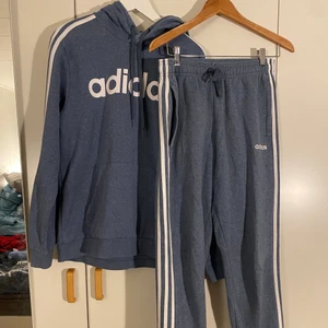 Adidas Mjukisset - Ljusblått Adidas-set. Bra skick inga direkta tecken på användning. Båda delarna storlek M. Inköpt för ca 800 kr Hör gärna av er vid frågor!