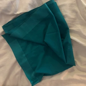 Turkos sjal! - Snygg sjal i turkost! Hur snygg som helst knuten i håret med en skjorta!