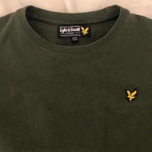 Lyle&scott t-shirt  - Storlek:12-13 år. pris 50kr. köparen står för frakten!