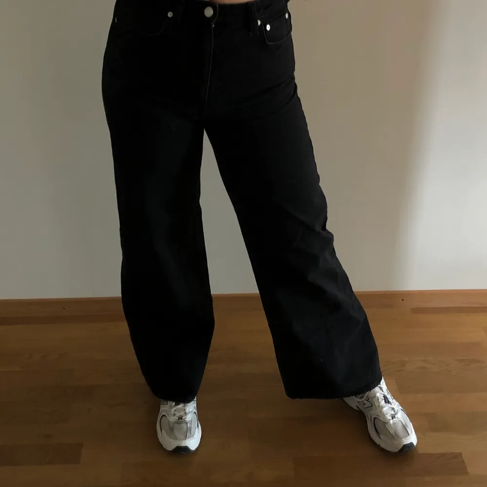 Snygga svarta vida jeans från Weekday! Nyskick, inga defekter och använda endast en gång. Högmidjade. För längd; jag är 172 cm, så dessa byxor är relativt långa i storleken. 😁 . Jeans & Byxor.