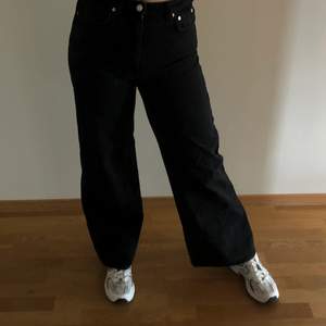 Snygga svarta vida jeans från Weekday! Nyskick, inga defekter och använda endast en gång. Högmidjade. För längd; jag är 172 cm, så dessa byxor är relativt långa i storleken. 😁 