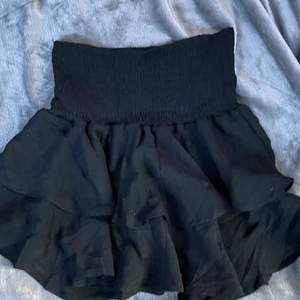 Säljer denna jätte fina populära svarta kjol från shein. Endast testad. Är i storleken M men passar även S. 💕