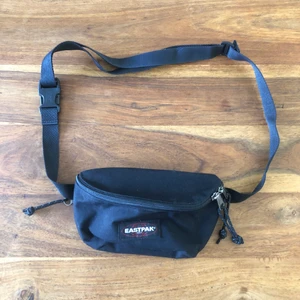 Eastpak becknarväska - Eastpak becknarväska köpt på Zalando för nåt år sen, buda från 100kr