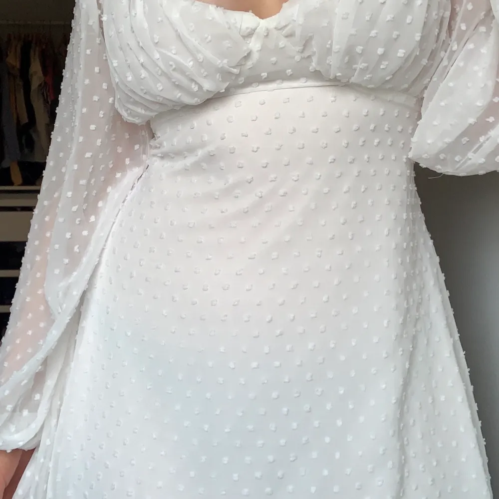 Säljer min vita klänning från Missguided. Aldrig använd, taggen står kvar. Bra kvalite. Kan skicka fler bilder om det önskas. Köparen står för frakten ⚡️🫐. Klänningar.