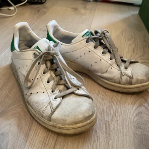 Adidas Stan Smith - Ett par Stan Smiths som är använda med kärlek och därför så sjukt sköna! Perfekta att ha på landet, till affären, i trädgården? 🤷‍♀️💗