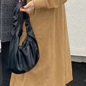 Väska i skinn material  - En fin liten väska som är hyfsat använd. Den får plats med många saker. Frakt kostar 48kr 