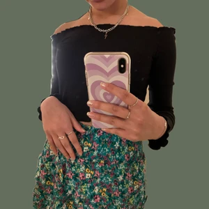 Offsshoulder  - Offsshoulder svart långärmad från H&M🪐 storlek S! Passar bra till sommaren eller fest💞Den är i väldigt bra då den har inte kommit till användning så mke⭐️ 30kr+ frakt✨ hör av dig vid funderingar 💓