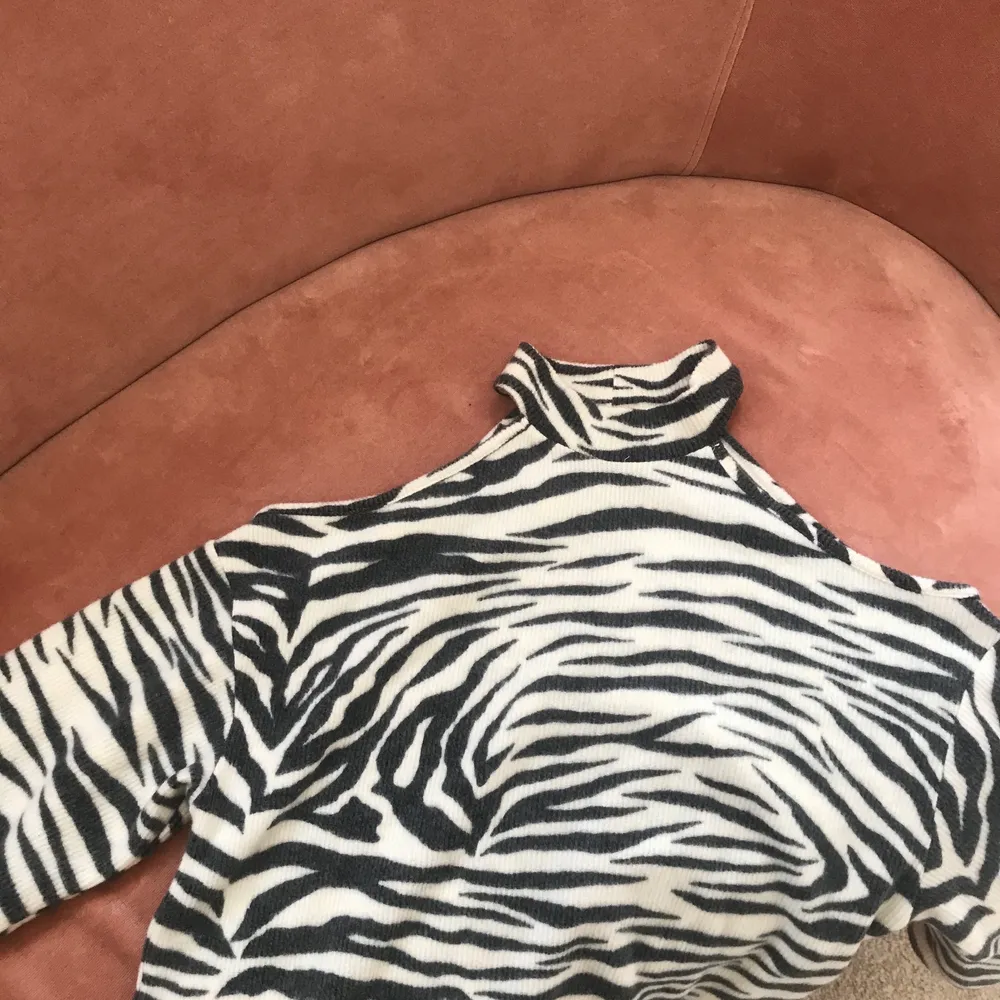 Trendig zebra tröja med öppna axlar. Aldrig använd!. Tröjor & Koftor.