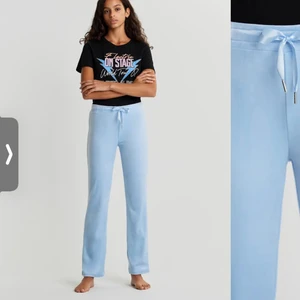 Velvet byxor - Velvet mjukis med utsvängda ben från Gina tricot. Nypris 229