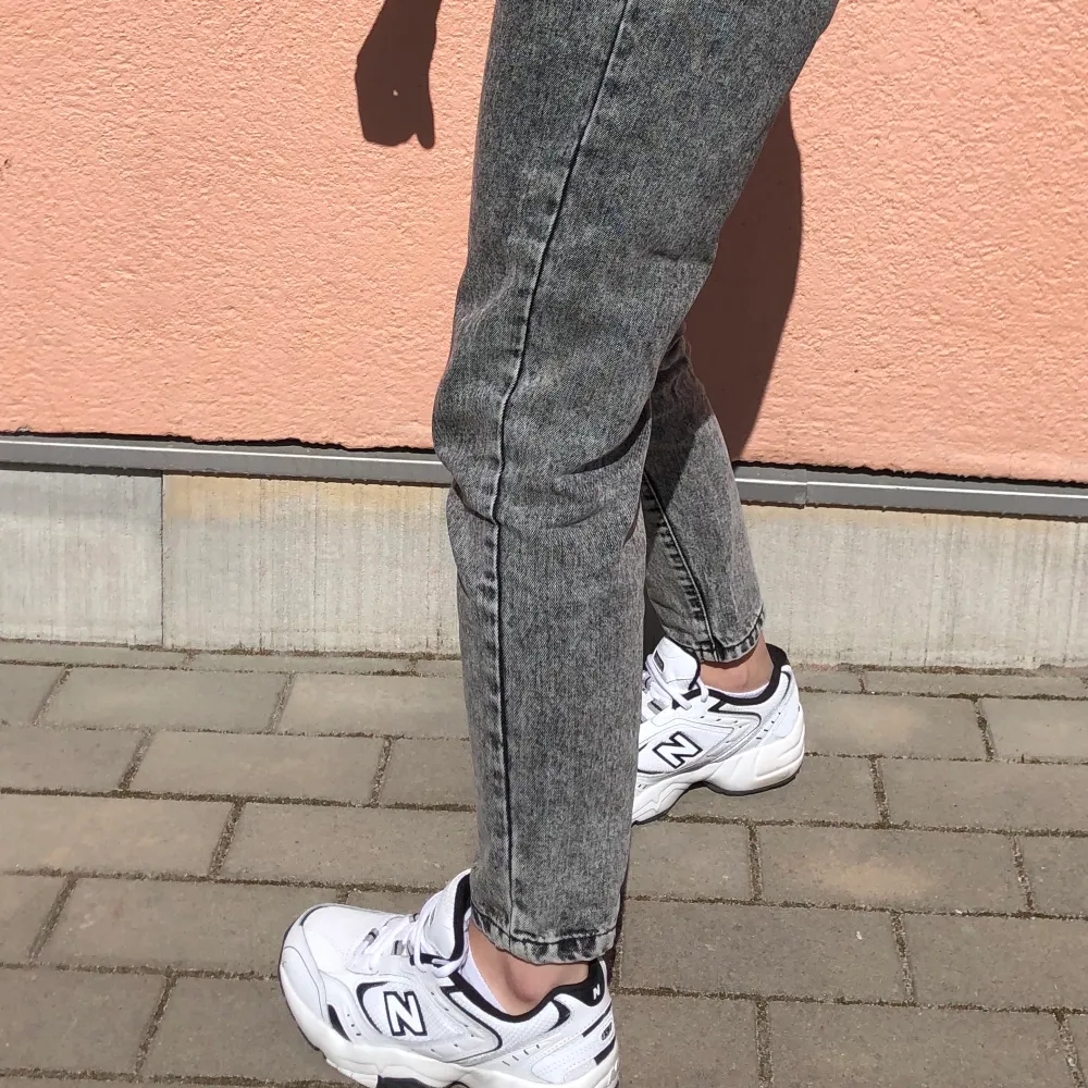 Säljer mina stentvättade jeans! Ett par coola mom-jeans i modellen ”Nora” från Dr. Denim. Jeansen är i bra skick men säljer pga att de är för stora i midjan på mig. Jag är 160cm och är lite längre än ankellånga på mig. Nypris: 599kr, köpare står för frakt! Skriv gärna om ni har frågor💕. Jeans & Byxor.