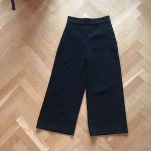 Culottes svarta  - Svarta culottes där man måste sy fast dragkedjan lite så den blir tajtare. Man behöver alltså inte byta den utan bara sy några gånger fram och tillbaka med symaskin. Från Zara. 