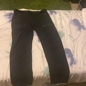 Haglöfs byxor - Säljer min haglöfs byxa då den inte är till användning längre. Köpte för 1200kr.  Rak och skön passform . Pris kan diskuteras. Håller på att rensa garderoben så kolla gärna upp mina andra inlägg