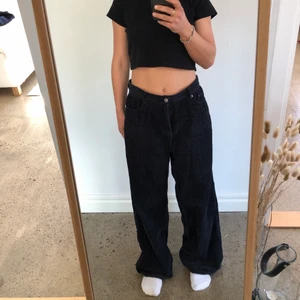 Manchesterbyxor - Svarta manchesterbyxor från Weekday. Storlek 38. Fint skick. Jag är 164cm lång. Obs! Osäker på fraktkostnad.