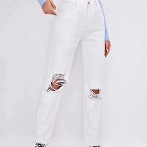 Superfina vita jeans, säljer då jag inte gillar hur de sitter på mig🤍 köparen står för frakt💕