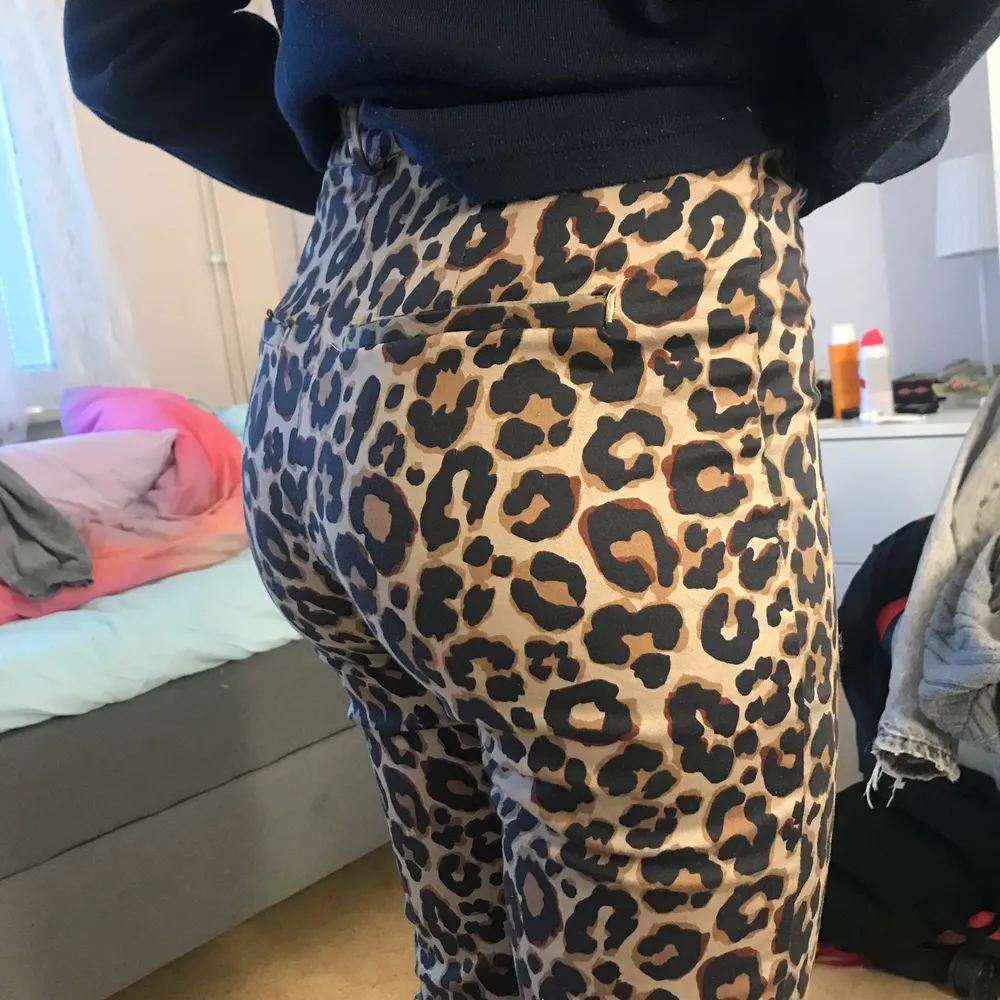 Ett par jättecoola kostymbyxor i leopardmönster. Tjejen på bilden är 160 cm lång. Jeans & Byxor.