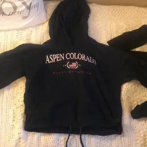 Säljer en mörkblå Aspen Colorado hoodie för 110 kr, köpt från ginatricot för 249 kr. Den är storlek S och är väldigt mjuk och skön, använt den 3 gånger ( frakt ingår) 