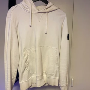 Vit Stone Island Hoodie - Säljer för den aldrig används, finns några få fläckar som syns på bilden men skulle inte tro att det är svårt att få bort. Qr skann kod finns. Mer bilder / information privat. 