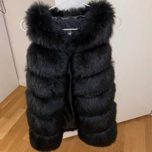 Svart Pälsväst storlek S (faux fur) - Svart pälsväst använd Max 10 gånger, bra skick. Vid intresse kan jag skicka fler bilder och videos på västen. (Köpt för 500kr) Kan mötas upp om man bor någonstans i Sthlm.