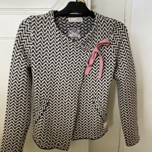 En elegant Odd Molly kofta 💐 - Säljer denna fina kofta från Odd molly! Storleken är 1 och är ungefär som small 🌺 Skriv privat i chatten för fler bilder. Frakt tillkommer i priset!