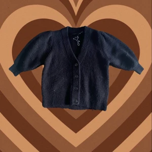 jätte fin kofta<3  - världens gulligaste svarta stickade kofta! aldrig använd💞☮️<3 storlek XS och den är köpt från monki 🪴💓☮️ skriv i kommentarerna/dm om du är intresserad :)<3