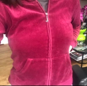 juicy couture  - Säljer min fina  röda/vin juicy couture tracksuit kofta eftersom den e för stor för mej o jag e ganska liten av mej den e storlek s/m för mer frågor skriv ba privat priset kan diskuteras 💓💓
