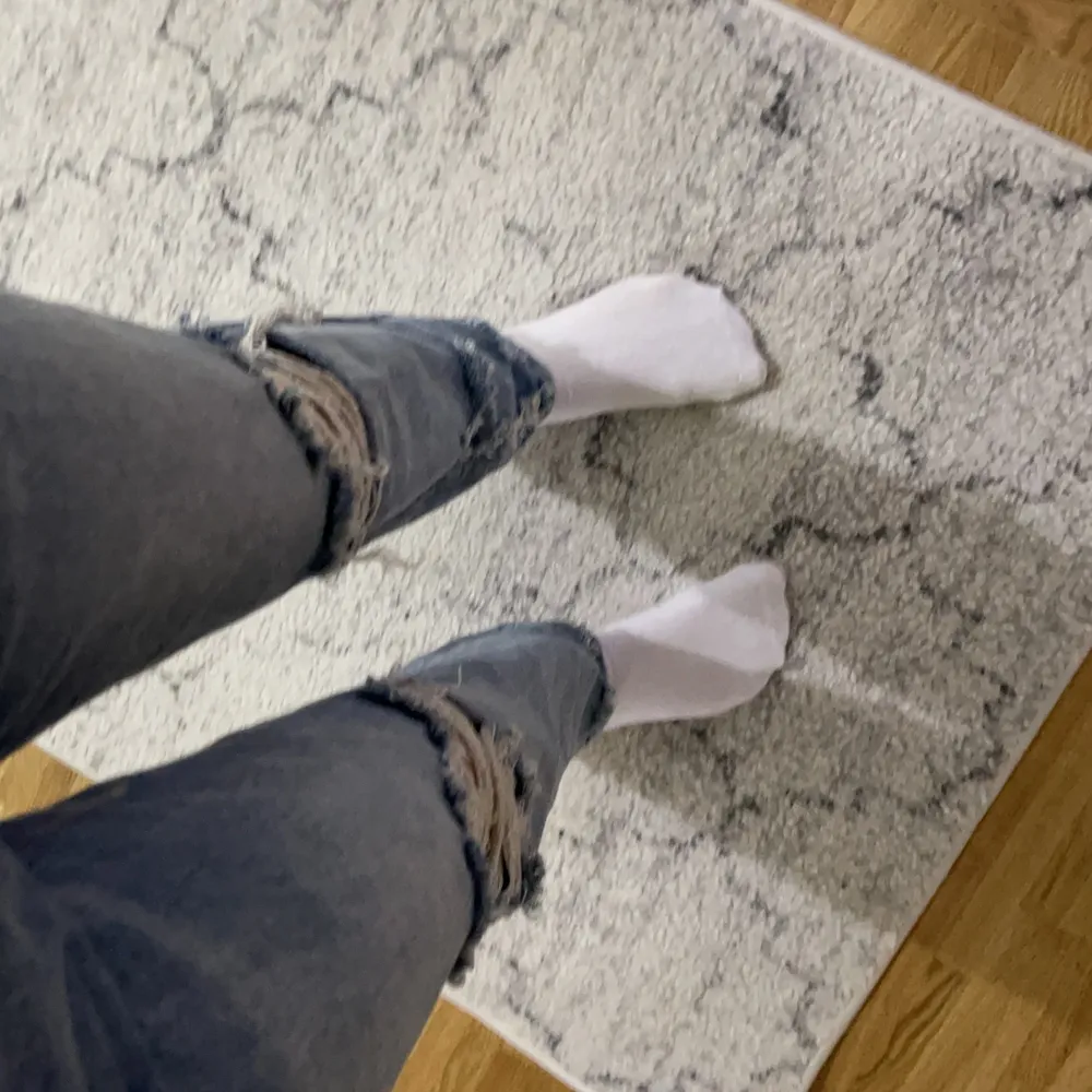 Jeans me håll från shein använder it så säljer dessa  . Jeans & Byxor.