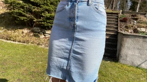 En ljusblå jeans kjol, lager 157 st 36 - Jag säljer denna fina jeanskjol som kommer från lager 157. Jag säljer pågrund av den inte kommer till någon användning och hoppas någon annan får mer användning av den. Den är i storlek 36 och går ganska långt ner till knäna. Skriv om ni vill ha fler bilder. Jag säljer för 75 kr plus frakt! Priset går att diskutera 